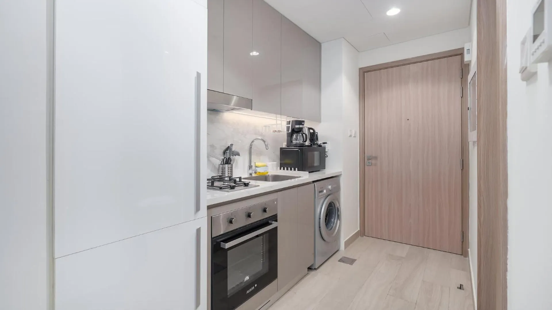 Homey Studio Apartment Perfect For 2 At Azizi Riviera 46 Dubai 0*,